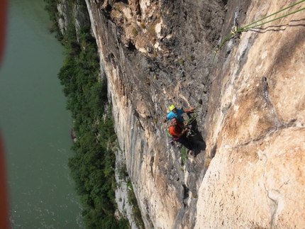 La tigre del ribaltabile Monte Rocca - Chiusa di Ceraino - La tigre del ribaltabile: Monte Rocca - Chiusa di Ceraino (Massimo Comparini, Matteo Rivadossi, Sara De Stefani, 06/2022)