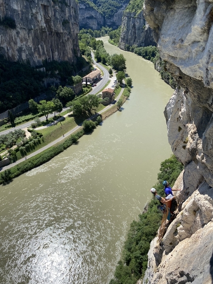 La tigre del ribaltabile Monte Rocca - Chiusa di Ceraino - La tigre del ribaltabile: Monte Rocca - Chiusa di Ceraino (Massimo Comparini, Matteo Rivadossi, Sara De Stefani, 06/2022)