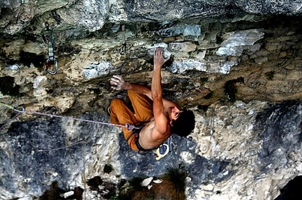 Jacopo Larcher - Jacopo Larcher climbing Super maratona 8b a Massone, Arco