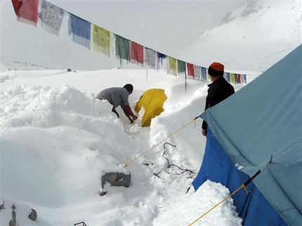 Makalu 2007 - Nives Meroi osserva l'eccezionale nevicata al CB del Makalu