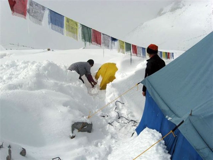 Makalu 2007 - Nives Meroi observing the exceptional snowfall at Makalu BC.