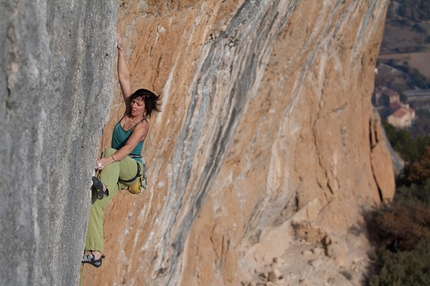Barbara Raudner in un tour di arrampicata a Oliana, Terradets e Margalef