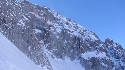 Alice in Wonderland - The route line of Alice in Wonderland (550m,TD M5+/A0 Marco Fedrizz, Luca Tamburini, Francesco Salvaterra) Presanella East Face (3558m)