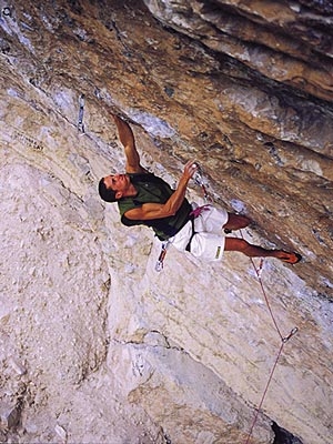 Erto - Luca Zardini sale The Big Mother 8c+, Erto.