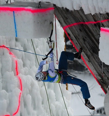 Marmot Icefight 2012 - Markus Bendler competing in the Marmot Icefight 2012 at Corvara