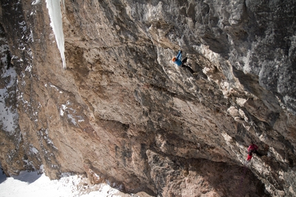 Illuminati - Ines Papert e Lisi Steurer durante la prima femminile di Illuminati (M11+ WI6+) Val Lunga, Selva Gardena.