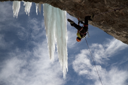 Illuminati - Ines Papert e Lisi Steurer durante la prima femminile di Illuminati (M11+ WI6+) Val Lunga, Selva Gardena.