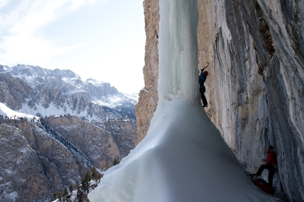 Illuminati - Ines Papert e Lisi Steurer durante la prima femminile di Illuminati (M11+ WI6+) Val Lunga, Selva Gardena.