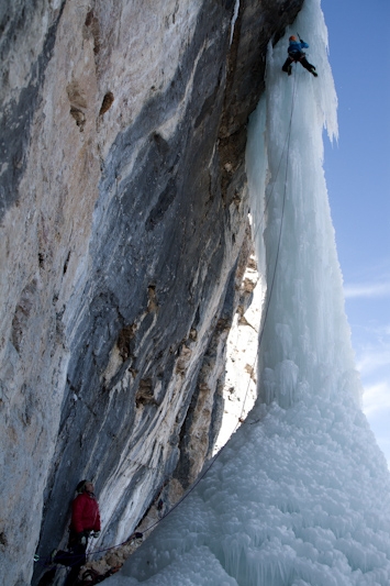 Illuminati - Ines Papert e Lisi Steurer durante la prima femminile di Illuminati (M11+ WI6+) Val Lunga, Selva Gardena.