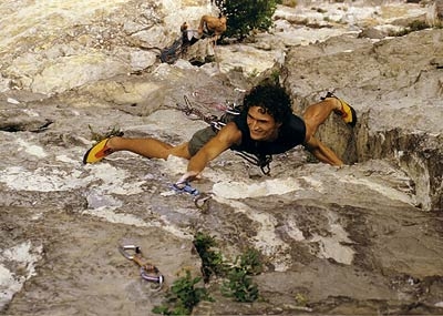 Parete dei Falchi, Belluno - Filippo Tosoratti in spaccata sul secondo tiro della Via dei Veci.