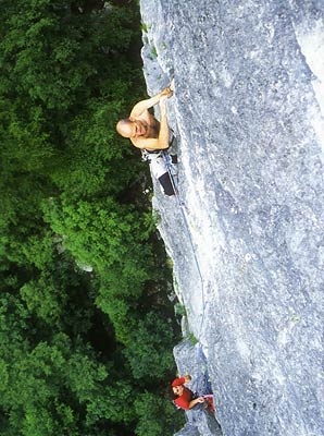 Parete dei Falchi, Belluno - Luca Bridda sul 7b+ di Ha-Ha.