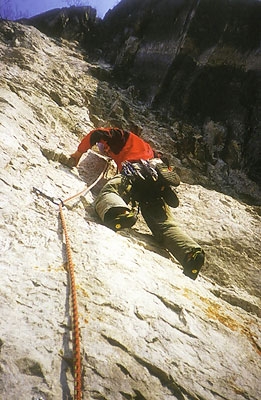 Parete dei Falchi, Belluno - Ultime luci autunnali su Ballerina 7a+.