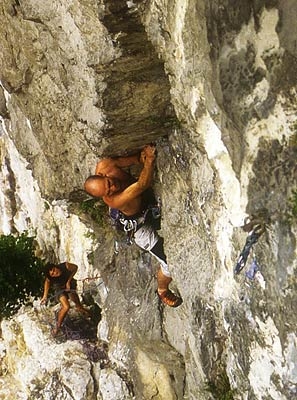 Parete dei Falchi, Belluno - Luca Bridda sulla sezione di resistenza del secondo tiro della via dei Veci.