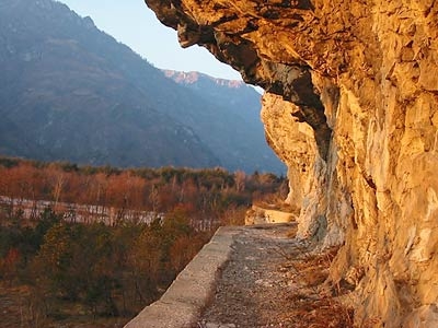 Parete dei Falchi, Belluno - Un tratto della suggestiva passerella dell'ENEL che corre alla base del settore omonimo