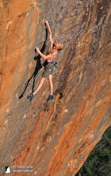 Garth Miller sale la sua Grey Area (33/8c), Diamond Falls, Blue Mountains, NSW, Australia. - Simon Carter
