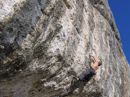 Fonzaso, Veneto, Italia - Flaviano Tezze su Intrepido Rocciavia 8a+