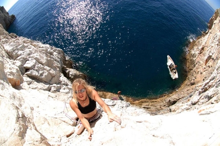 Muzzerone - Jenny Lavarda climbing Trident.