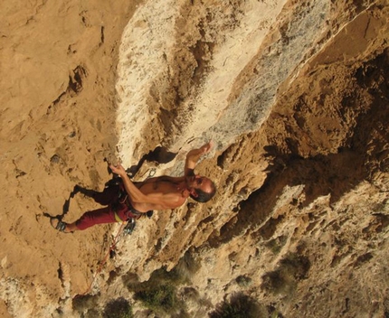 Positano: Daniele su Inno alla Gioia 7c+ al Piscione. - archivio La Selva
