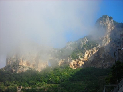 Positano: Il buco ovest. - archivio La Selva
