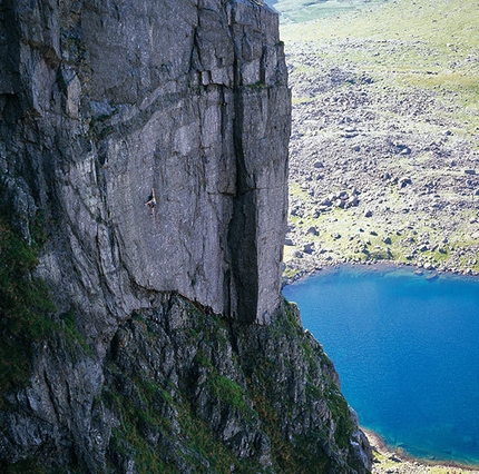 Cloggy: Neil Dickson durante la prima ripetizione di 'Margins of the Mind' E8 6c, l'opera d'arte di John Redhead salito ancora prima che nascesse Dickson! Per la cronaca, Nick Dixon aveva salito la via in stile headpoint e con la corda passata nel primo  - Alastair Lee
