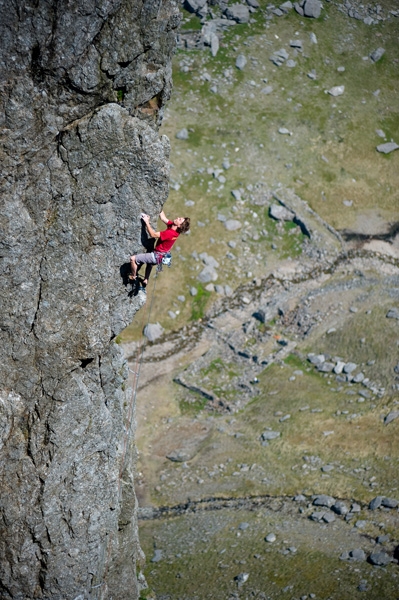 Cloggy: Neil Dickson durante la prima ripetizione di 'Margins of the Mind' E8 6c, l'opera d'arte di John Redhead salito ancora prima che nascesse Dickson! Per la cronaca, Nick Dixon aveva salito la via in stile headpoint e con la corda passata nel primo  - Alastair Lee
