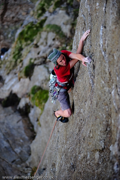 Cloggy: Neil Dickson durante la prima ripetizione di 'Margins of the Mind' E8 6c, l'opera d'arte di John Redhead salito ancora prima che nascesse Dickson! Per la cronaca, Nick Dixon aveva salito la via in stile headpoint e con la corda passata nel primo  - Alastair Lee
