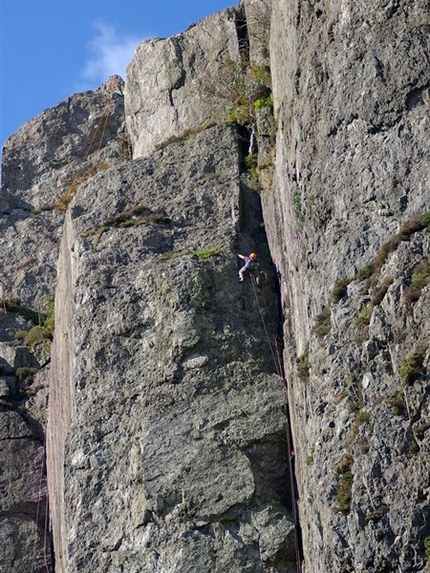 Dinas Cromlech: Ivy Sepulchre E1 5b. - Don Sargeant
