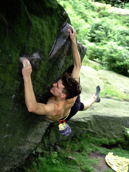 Stanage: Dave Douglas su Green Traverse 6b, Plantation Boulders - Nicholas Hobley
