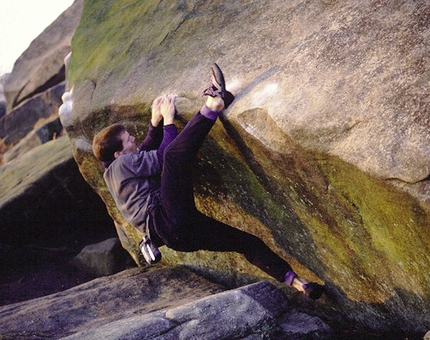 Stanage - Stanage: Guy Maddox su Green Traverse 6b, Plantation Boulders
