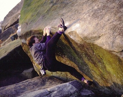 Stanage: Guy Maddox su Green Traverse 6b, Plantation Boulders - Nicholas Hobley
