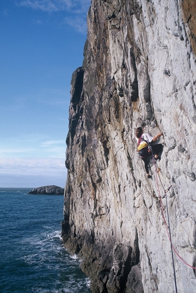 Gogarth: Mia Axon sul secondo tiro di Rat Race E3 5c, Main Cliff - Graham Desroy
