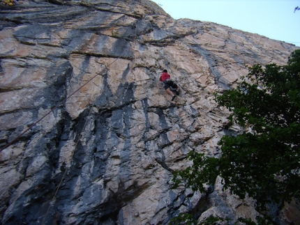 Pizzoferrato, Abruzzo - Un climber su Nubi d'Oriente 7b