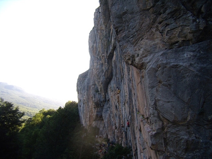 Pizzoferrato, Abruzzo - Un climber su Nubi d'Oriente 7b