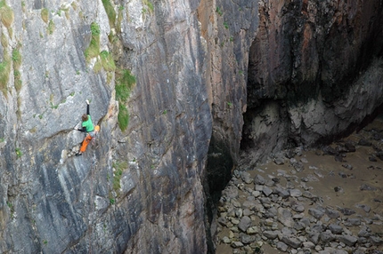 Huntsman's Leap, Pembroke, Galles - The Beast from the Undergrowth (E2 5c) in Huntsman's Leap