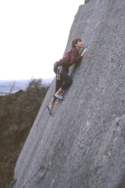 The Roaches, Inghilterra - Nicholas Hobley in equilibrio precario su Wings of Unreason E4 6a, The Roaches, Peak District, Inghilterra