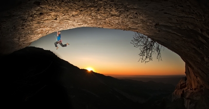 Iker Pou - Iker Pou libera Nit de bruixes 9a+ a Margalef, Spagna.