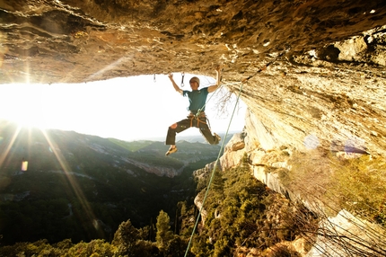 Iker Pou - Iker Pou libera Nit de bruixes 9a+ a Margalef, Spagna.