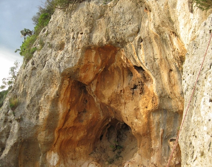 Nome e cognome, Sicilia - Nome e cognome: Il primo grottino posto nella seconda parte.