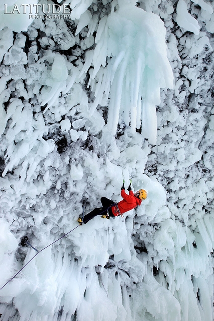 Spray On... Top - Tim Emmett durante la prima salita della cascata di misto Spray On... Top! (230m, W10, M9+) alle Helmcken Falls, Canada.