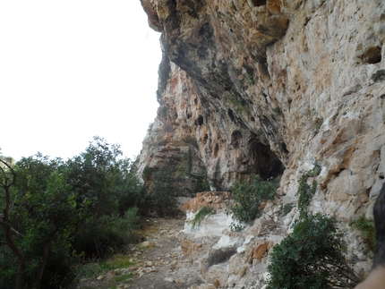 Pandora, Sicilia - Pandora, Sicilia: Parte del muro strapiombante