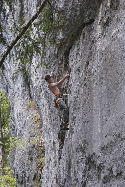 Alta Val Aupa - Alta Val Aupa. Enrico Polo sale Lupo Solitario 8a.