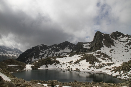 Lago Sant Anna, Piemonte - Falesia di Lago Sant'Anna: Lago di S. Anna ancora innevato