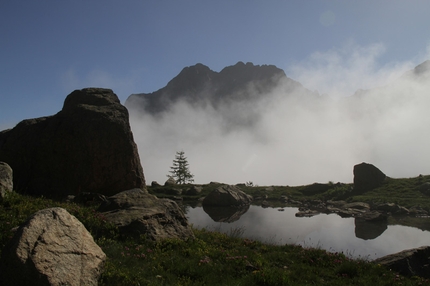 Lago Sant Anna, Piemonte - Falesia di Lago Sant'Anna: Lago di S. Anna ancora innevato