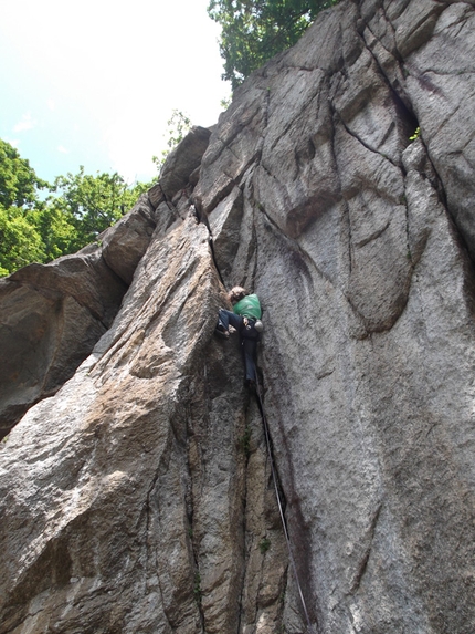 Wonderland, Valle Po, Piemonte - La falesia di arrampicata trad Wonderland, Valle Po, Piemonte