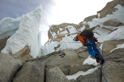 Cerro Torre - David Lama durante la prima libera della Via del Compressore, Cerro Torre, Patagonia 20-21 gennaio 2012.