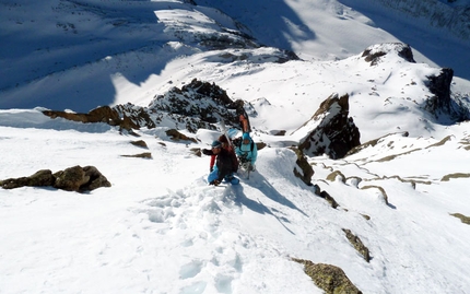 Aiguille du Moine - Il 21/02/2012 Davide Capozzi, Julien Herry, Stefano Bigio, Francesco Civra Dano e Luca Rolli con gli sci e lo snowboard hanno effettuato una delle rare discese della parete SE di Aiguille du Moine (Monte Bianco).