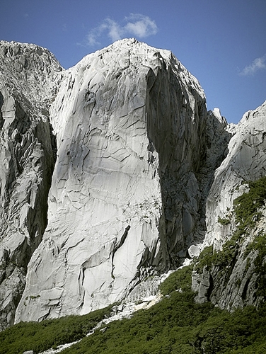 Valle Cochamo - Cerro Trinidad Sur, Valle Cochamo, Cile. Der Grantler (230m, 6b, Frank Kretschmann & Mario Gliemann 08/02/2011) prende una linea a sinsitra dello spigolo.
