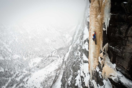 Norway 2012 - Ines Papert climbing 50$ King Crab (WI6/M10, 350m)