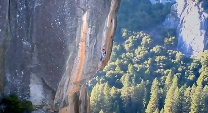 Dean Potter - Dean Potter soling the Rostrum in Yosemite