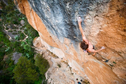 Nicolas Favresse climbing La Reina Mora, Siurana